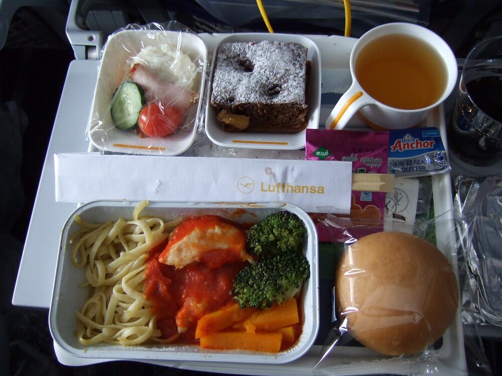 Lufthansa chce prodávat jídla na palubě krátce před přistáním za lepší cenu