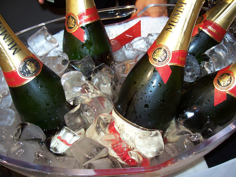 Nápojový gigant Pernod Ricard oznamuje stažení z Ruska. Konec drahých přípitků místních elit?