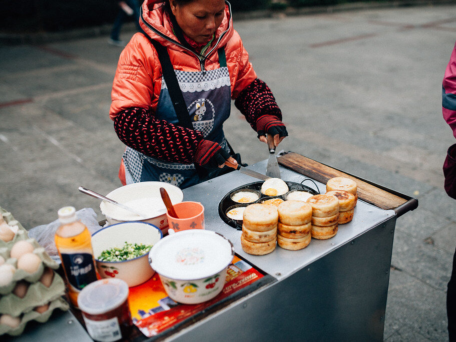 Čína chce podpořit ekonomiku pouličním prodejem potravin