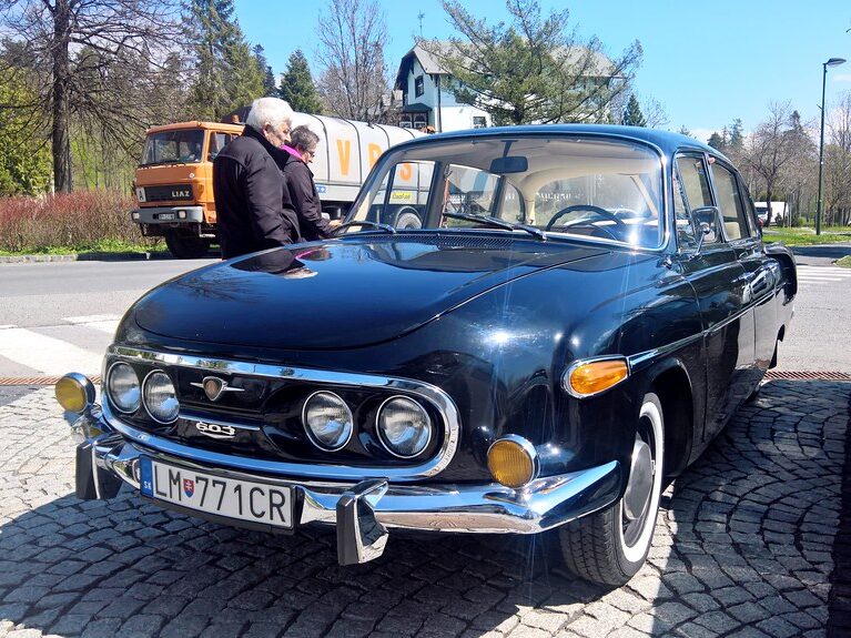 ČNB vydala pamětní stříbrnou pětisetkorunovou minci na motiv vozu Tatra 603