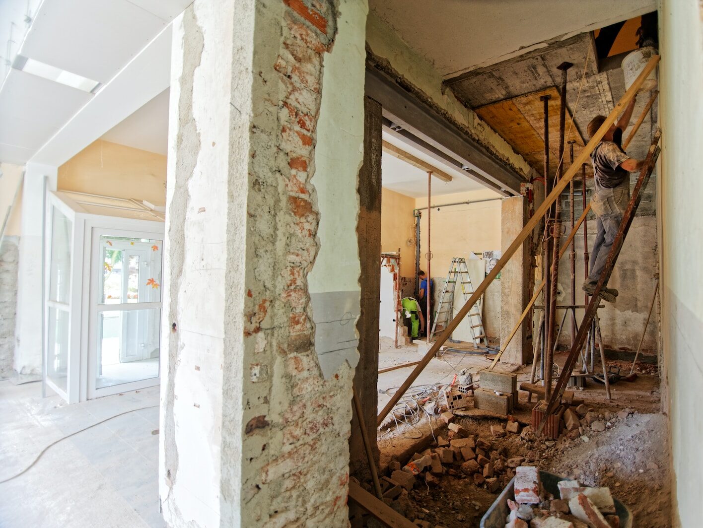 Stavebnictví v květnu zmírnilo meziročně svůj pokles