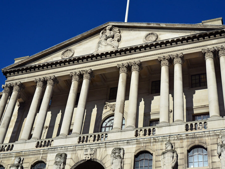 Inflace ve Velké Británii klesla na nejnižší úroveň za více než rok, předčila očekávání ekonomů