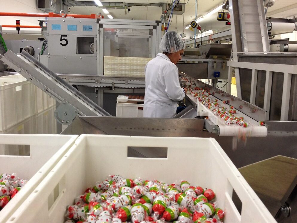 Každý druhý uprchlík z roku 2015, kdy do Německa přišlo miliony lidí, má práci. Vydělávají více než Češi