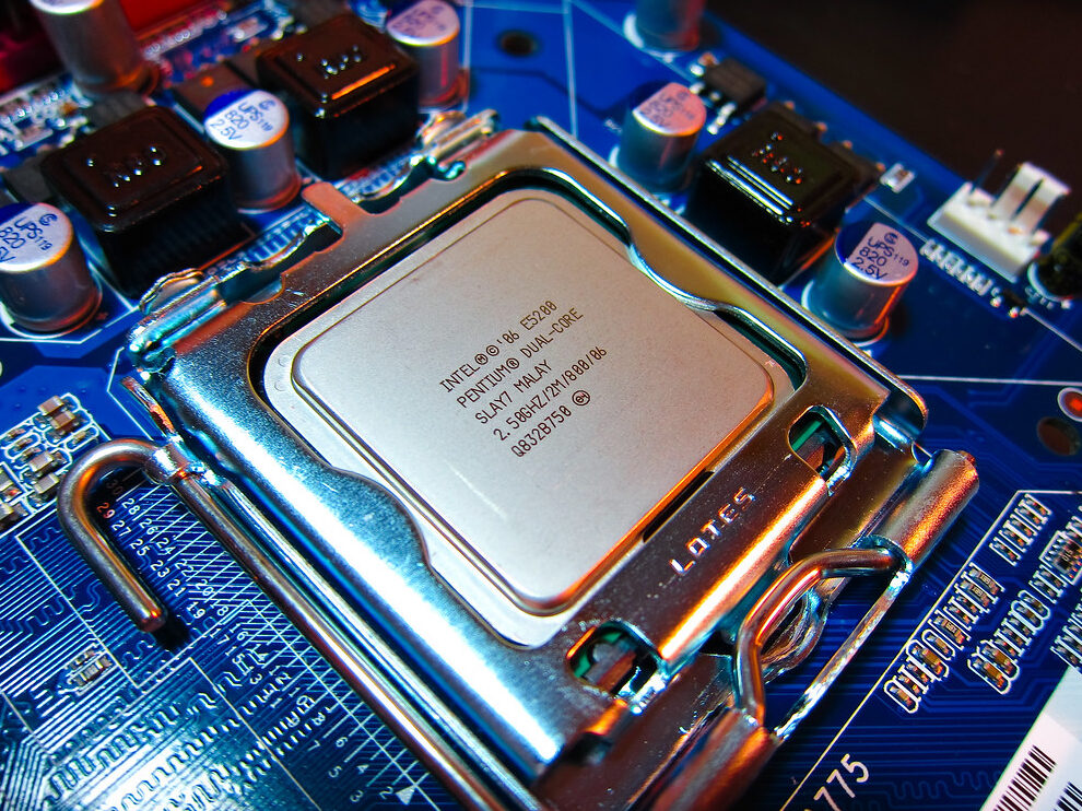 Společnost Intel se po několika ztrátových čtvrtletích vrací k zisku