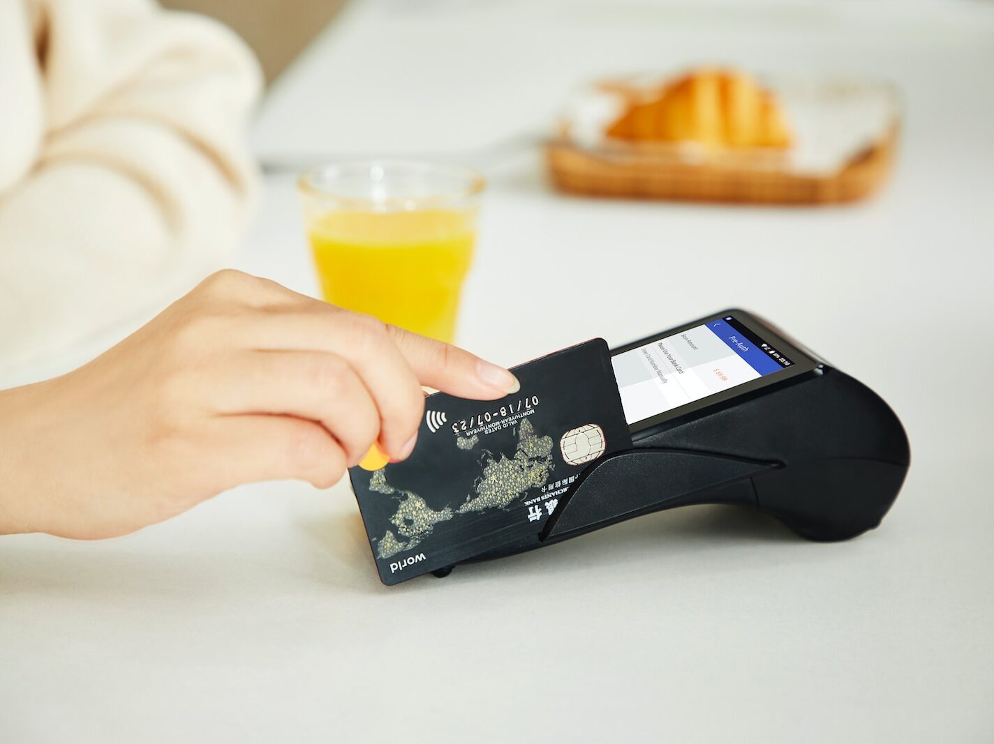 Turecká měna je opět v krizi. Turecko omezuje používání kreditních karet