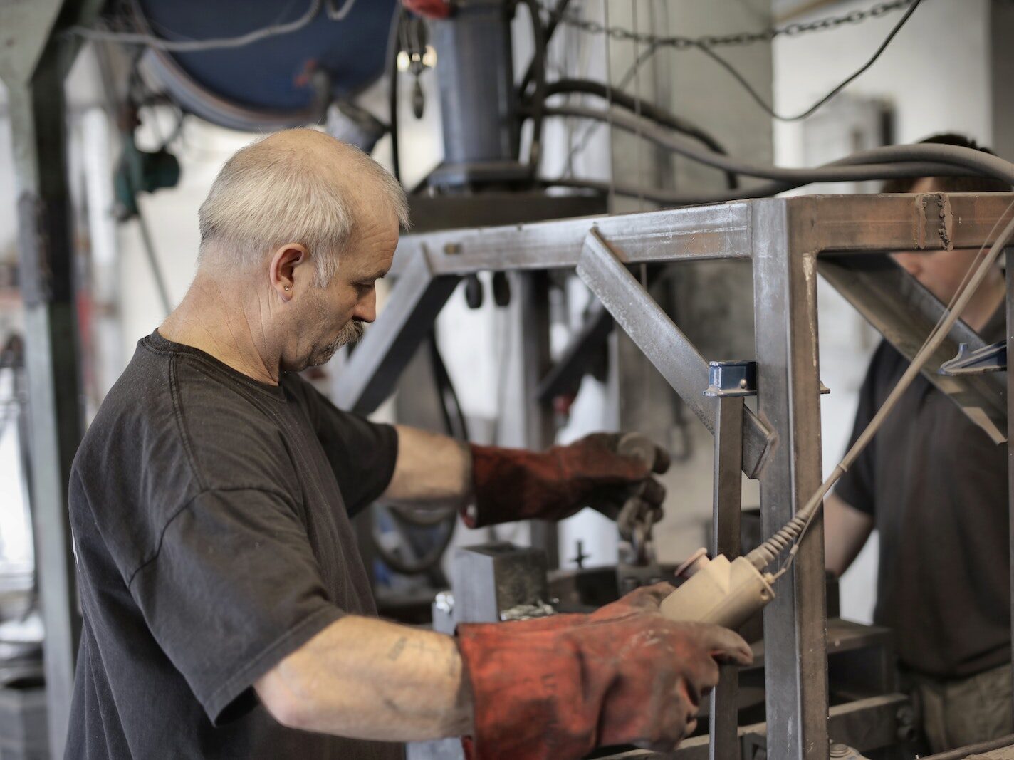 Růst průmyslové produkce v červnu oslabil, stavební produkce mírně rostla