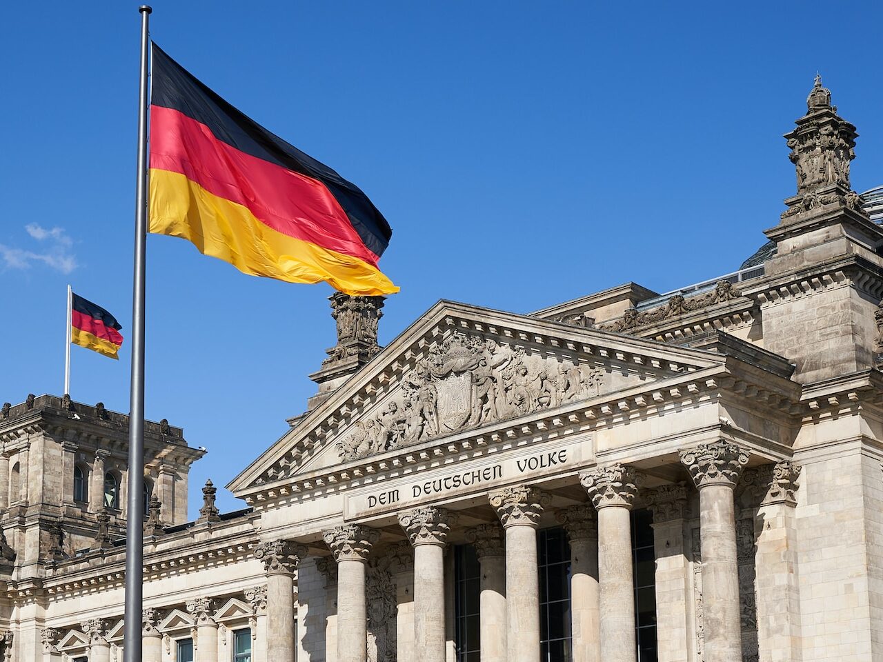 Německá ekonomika v problémech? Firmy v červnu nečekaně prudce snížily výrobu