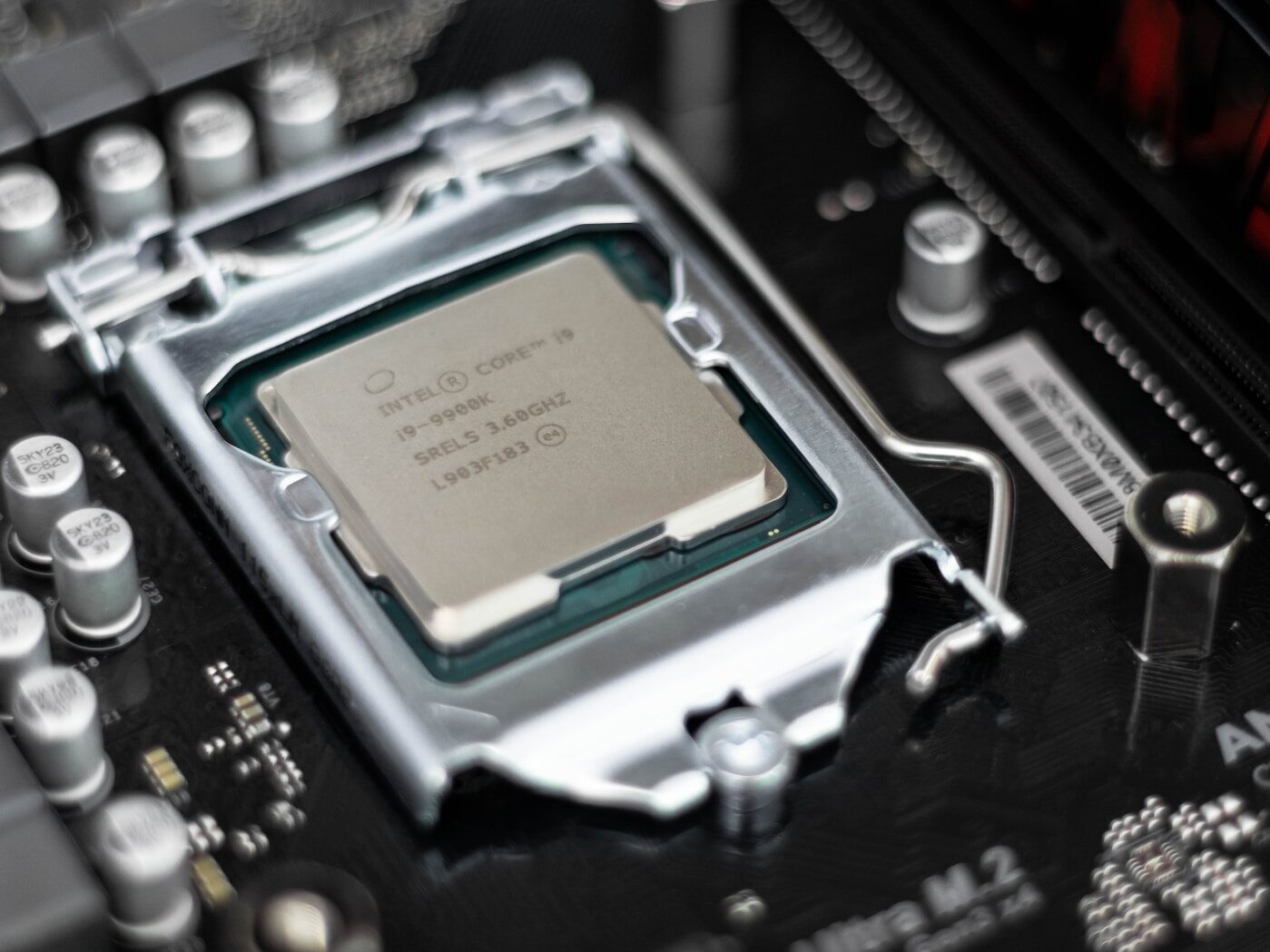 USA omezily vývoz vysoce výkonných čipů do Číny. Přesto čínské společnosti některé produkty dostanou