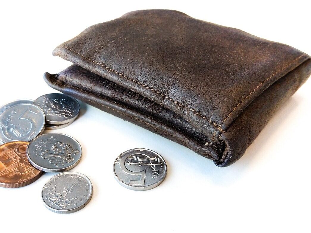 Meziroční inflace v Česku klesla pod devět procent. Zlevňovat se ale bohužel nebude