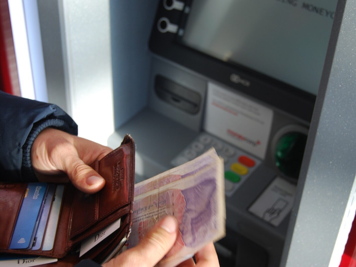 Bankovní chyba umožnila zákazníkům irské banky vybrat až 500 eur, a to i s prázdným účtem