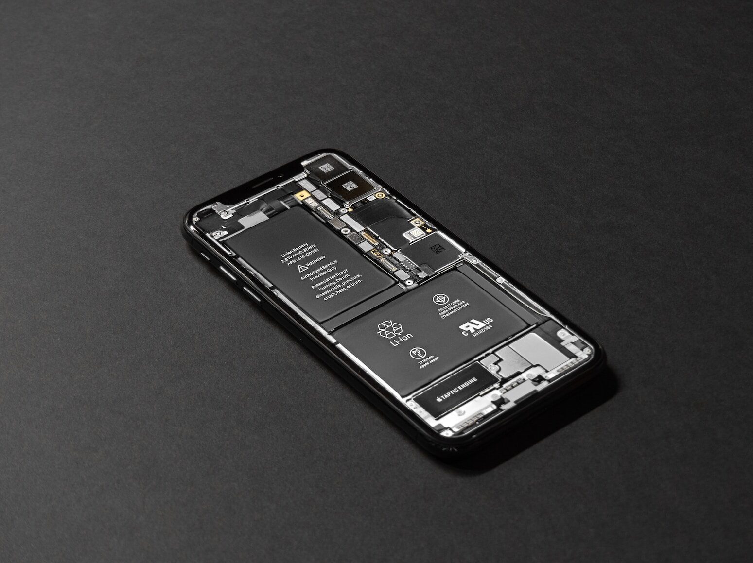 EU zpřísňuje pravidla pro baterie. Uživatelé mobilních telefonů a notebooků budou mít od roku 2027 možnost vyměnit si baterie sami