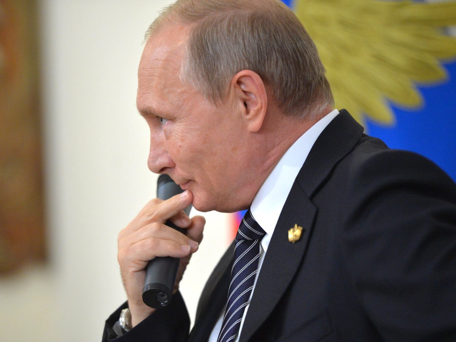 Putin chválí centrální banku za zvýšení úrokových sazeb po kolapsu rublu