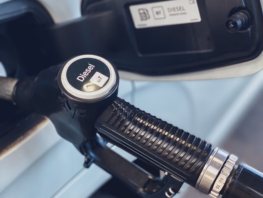 Orlen v Polsku uměle drží ceny benzinu a nafty nízko. Řidiči mohou natankovat i za 32 Kč. V Česku je o 8 Kč dráž