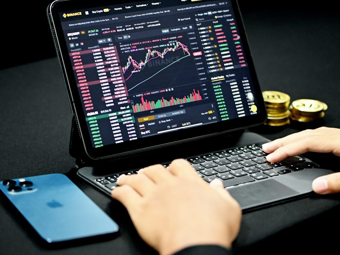 Největší světová kryptoburza Binance odchází z Ruska