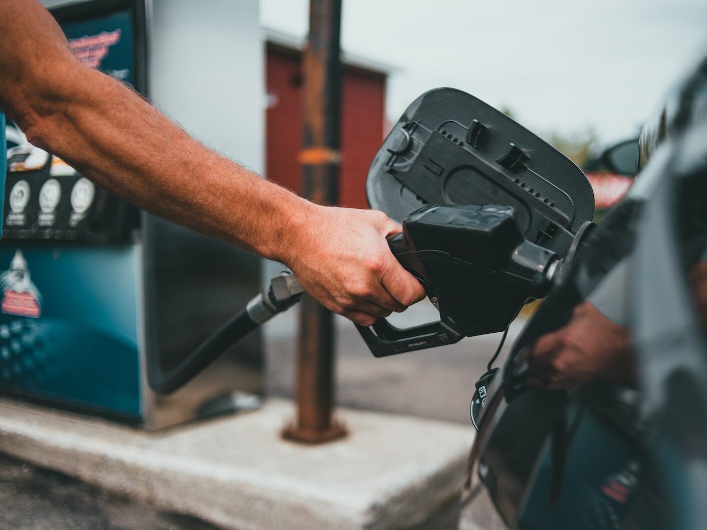 Útok Hamásu otřásl akciovými trhy. Asijské trhy klesají, ceny ropy rostou