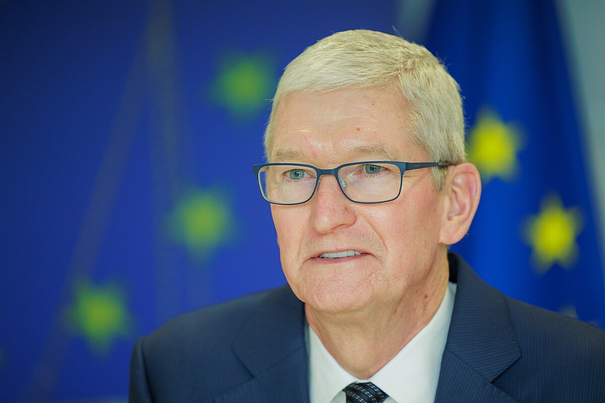 Šéf Apple Tim Cook je na překvapivé návštěvě Číny. Lobbuje za prodeje a setkal se s hráči populární hry