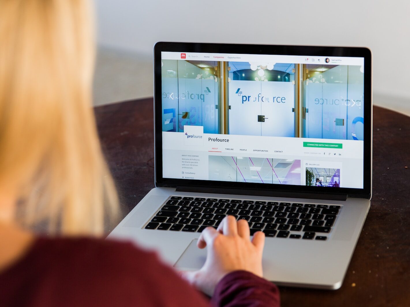 Společnosti napříč sektory čím dál více rekrutují zaměstnance přes sociální média