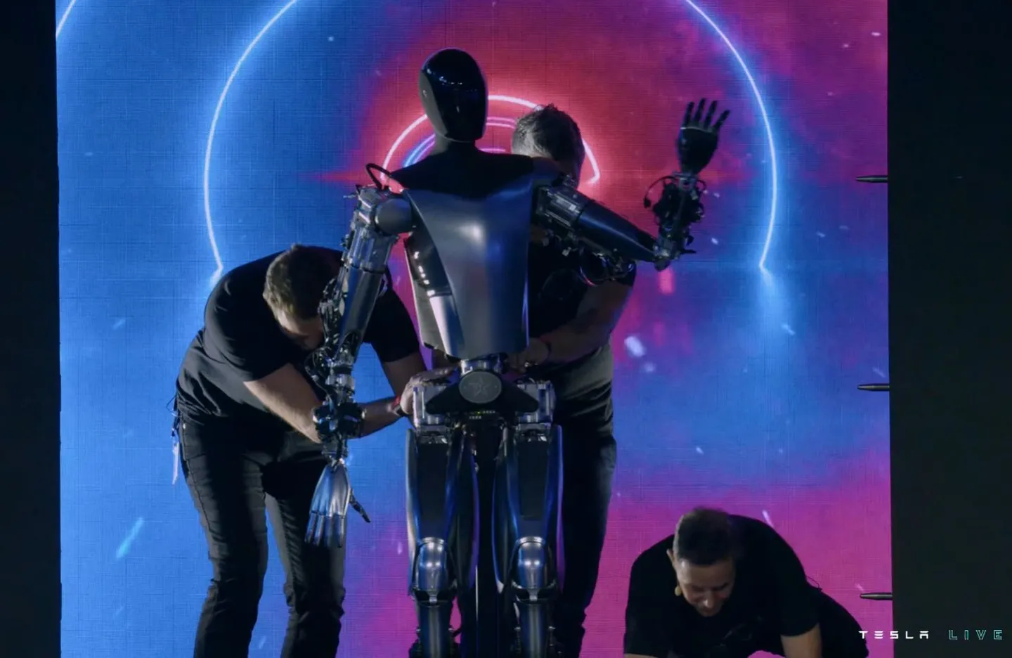 Elon Musk odhalil nového humanoidního robota a cenu. Podle ředitele Tesly dokáže zdvojnásobit ekonomický výkon