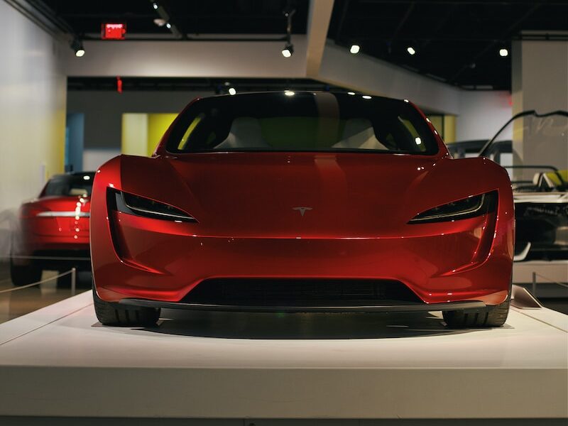 Tesla už nevede v prodeji elektromobilů. Předstihl ji čínský výrobce