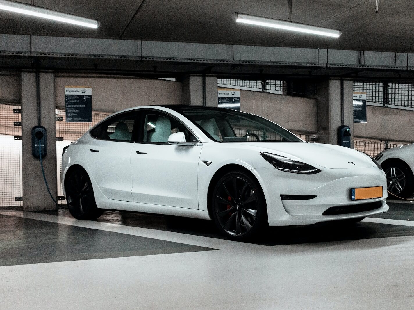 Největší americká autopůjčovna se zbaví elektromobilů Tesla, vrací se k benzínu. Náklady na drobné opravy jsou moc vysoké