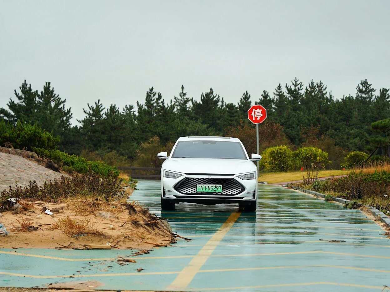 Čínská automobilka vyhrála tendr na policejní vozy v Rakousku. Vzbudilo to rozruch až v EU