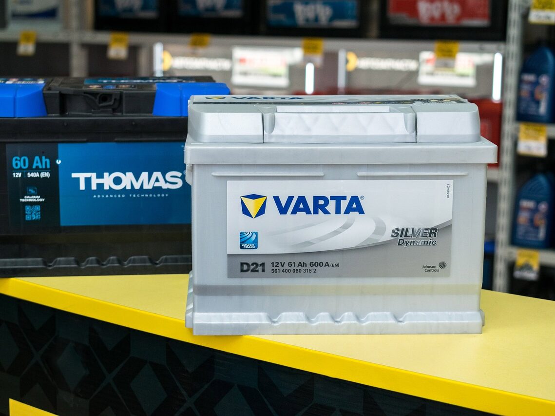 Varta, známý výrobce baterií a akumulátorů, zastavuje výrobu. Nic nefunguje, může za to kyberútok