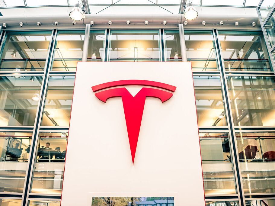 Berlínská továrna Tesly byla uzavřena po žhářském útoku na elektrický stožár. Pracovníci byli posláni domů