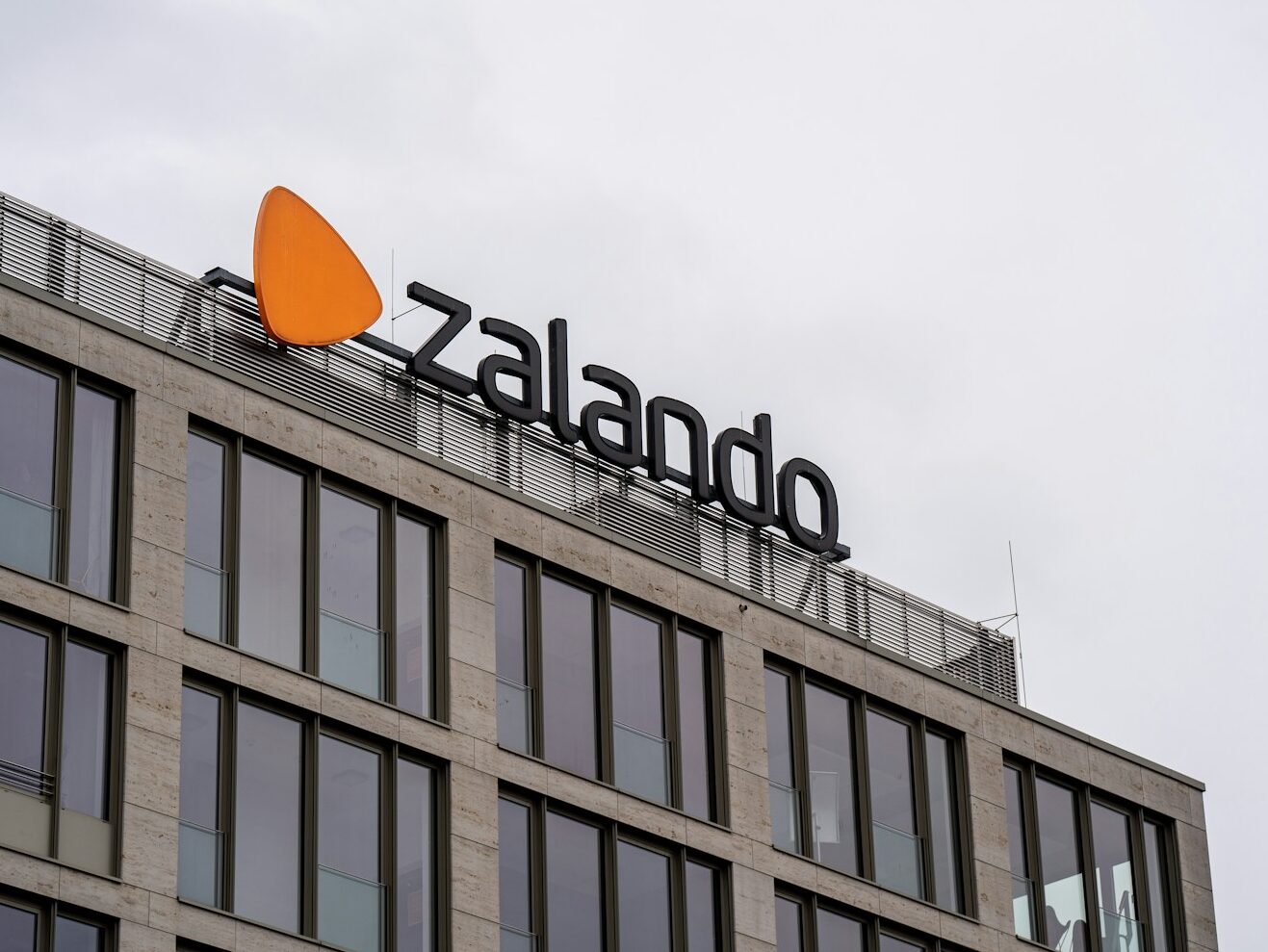 Zalando v krizi: cena akcií klesla o 80 %, rapidně klesl čistý zisk