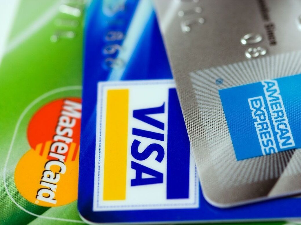 Kyrgyzstán se obává sankcí ze Západu. Přestane proto přijímat ruské platební karty Mir