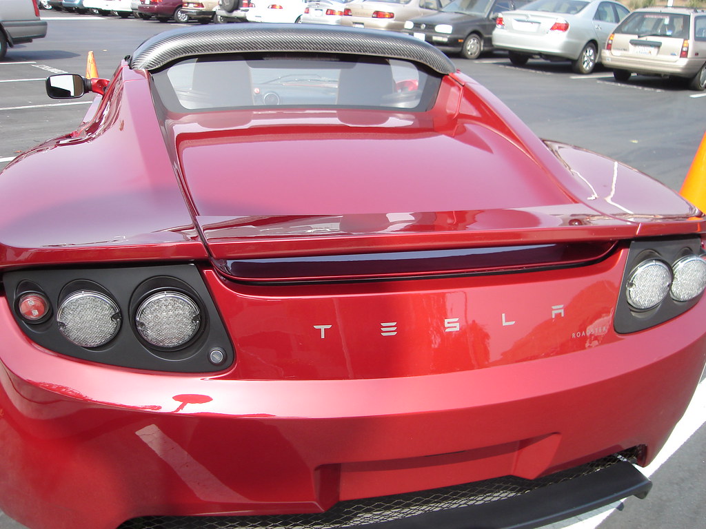 Tesle poprvé za poslední 4 roky klesly prodeje