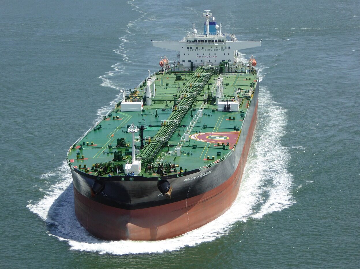 Němci zadržují ruskou nákladní loď. Je naložena sankcionovaným ruským uranem a dřevem