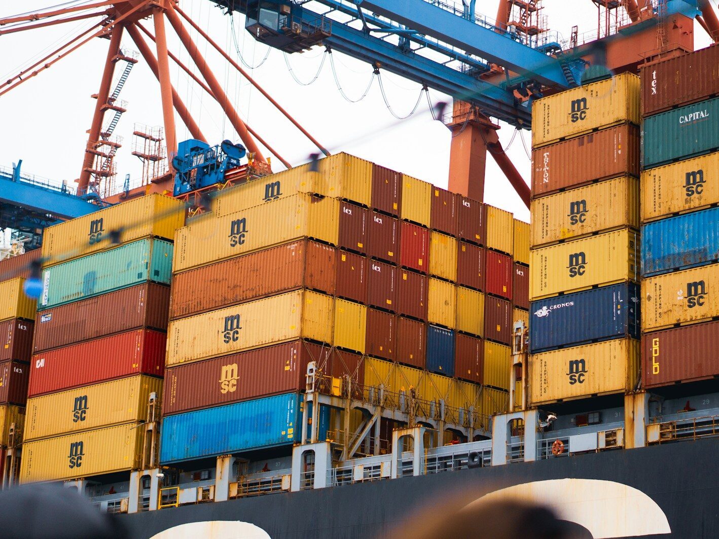 Světový obchod se v roce 2023 výrazně propadl, v roce 2024 se však čeká oživení