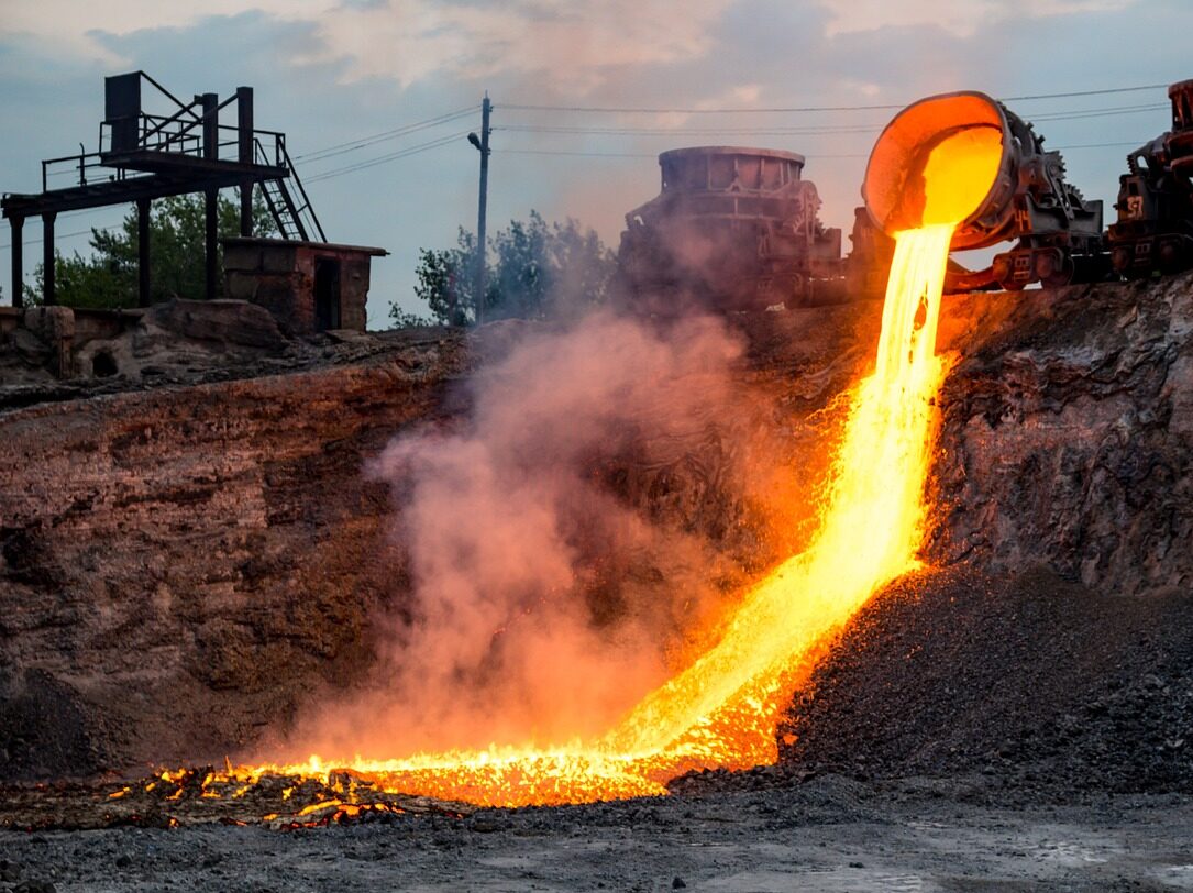 Západní vlády přitvrzují proti Rusku. USA a Velká Británie v rámci sankcí zacílily na obchody s ruskými kovy