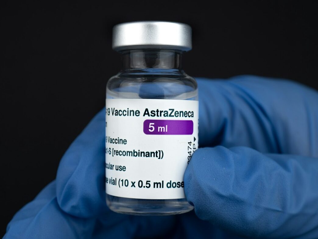 Šéf společnosti AstraZeneca by měl získat 12krát vyšší plat, poté, co mu akcionáři projevili podporu