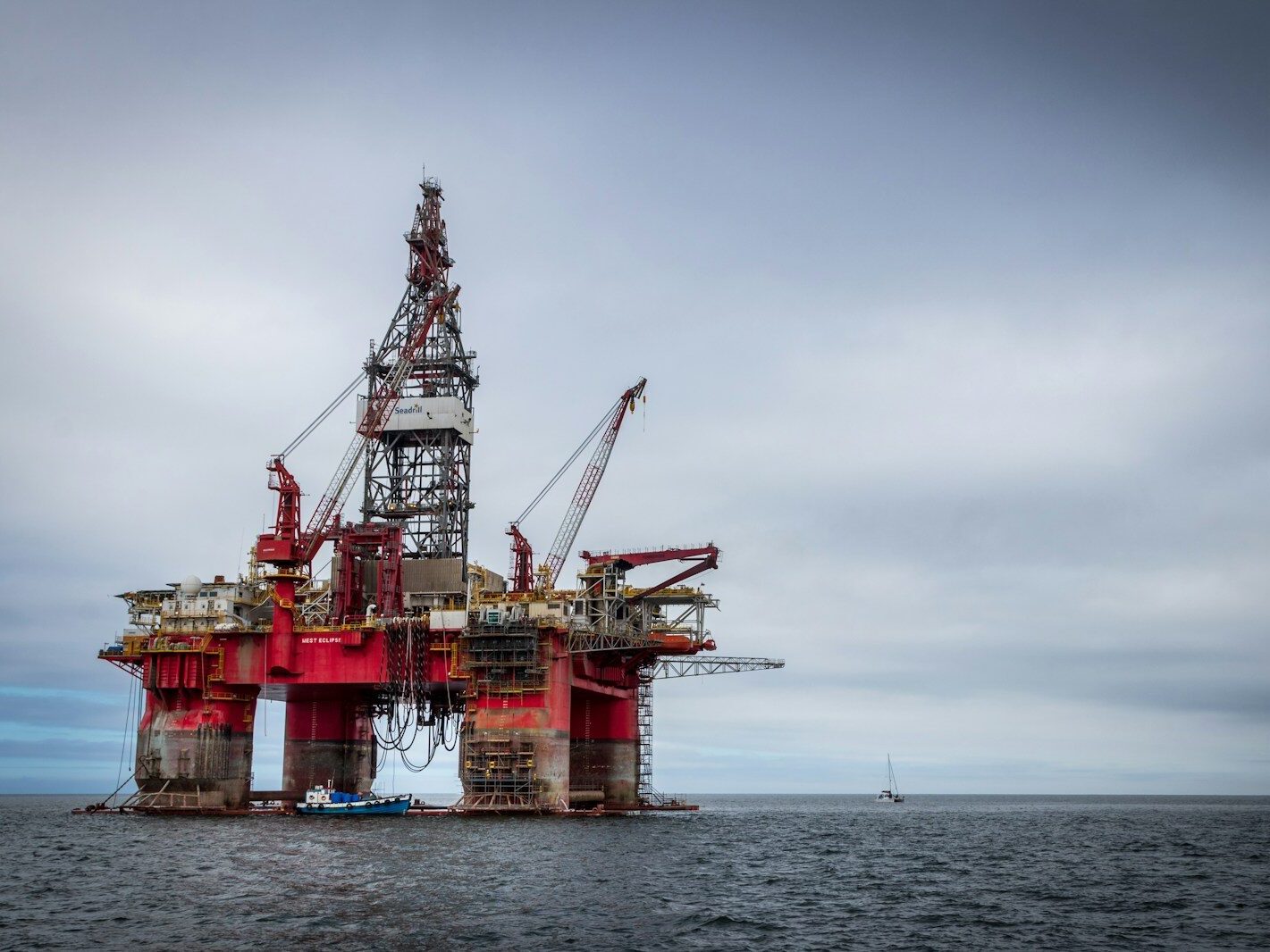 Ceny ropy kvůli útokům Íránu na Izrael rostou