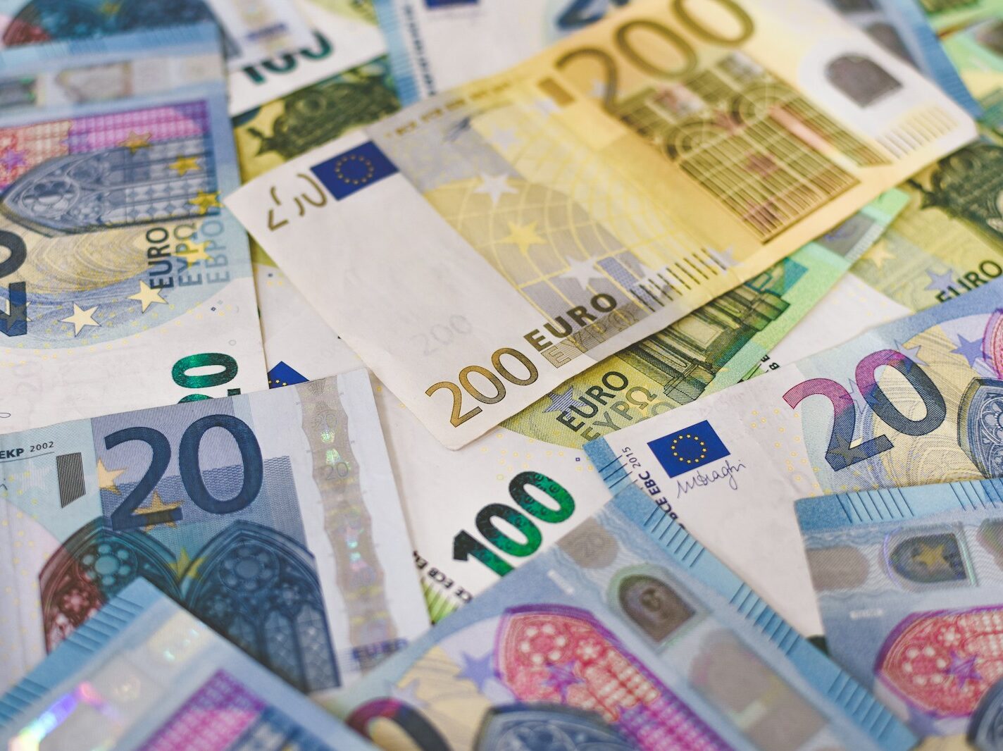 Pozitivní zprávy ohledně klesání inflace - letos bude v celosvětovém měřítku klesat rychleji, než se čekalo