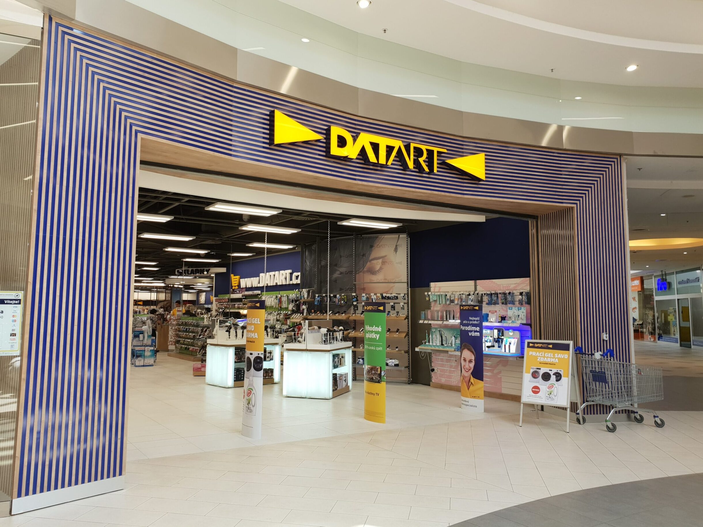 Společnost HP TRONIC, která provozuje DATART, odkupuje akcie od fondu. Bude vlastnit celých 100 %