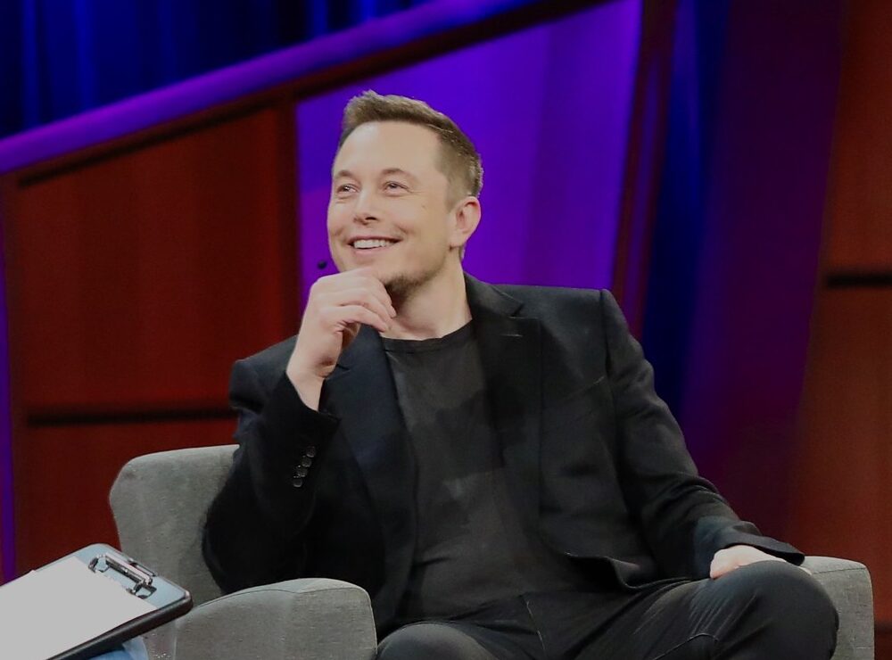 Elon Musk slíbil cenově dostupnější modely Tesla. Předvedl sebevědomý projev