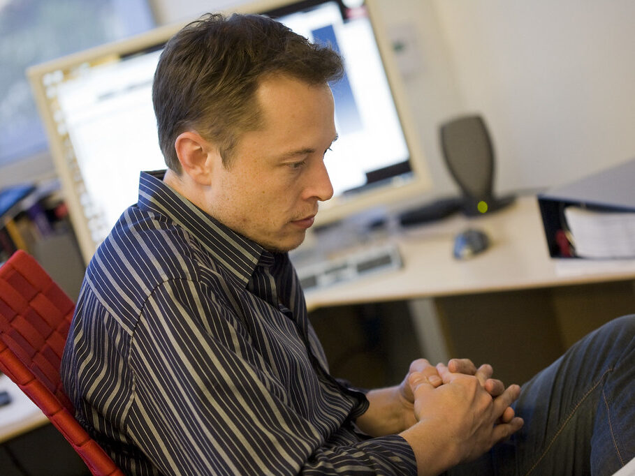 Problémy v Tesle neberou konce, byli odvoláni i stážisté na léto