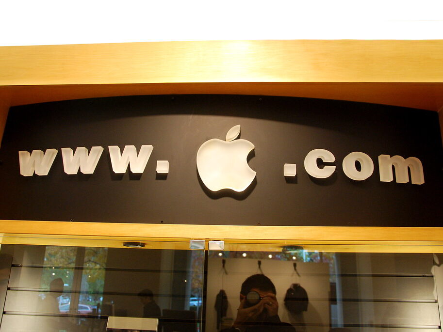 Tržby společnosti Apple v druhém čtvrtletí klesly, služby však drží Apple nad vodou