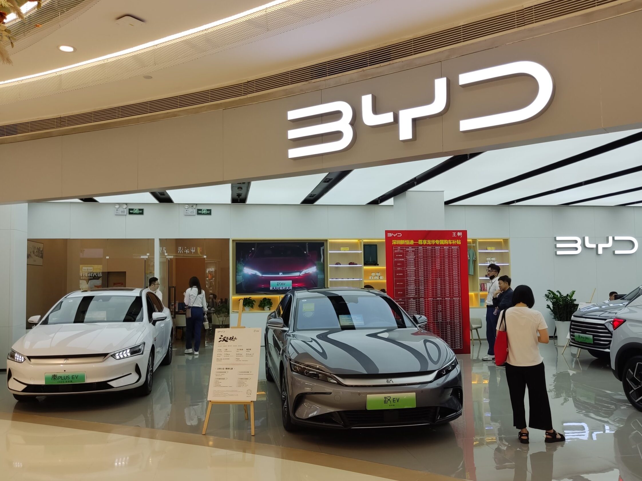 Automobilka BYD dává Tesle na frak. Akcie čínské společnosti vzrostly o více než 5 %