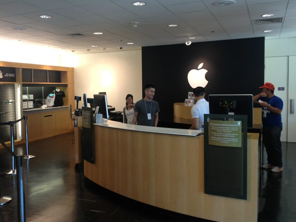 Elonu Muskovi se nelíbí přístup Apple k umělé inteligenci, chce telefony s aplikací Open Al zakázat ve své společnosti