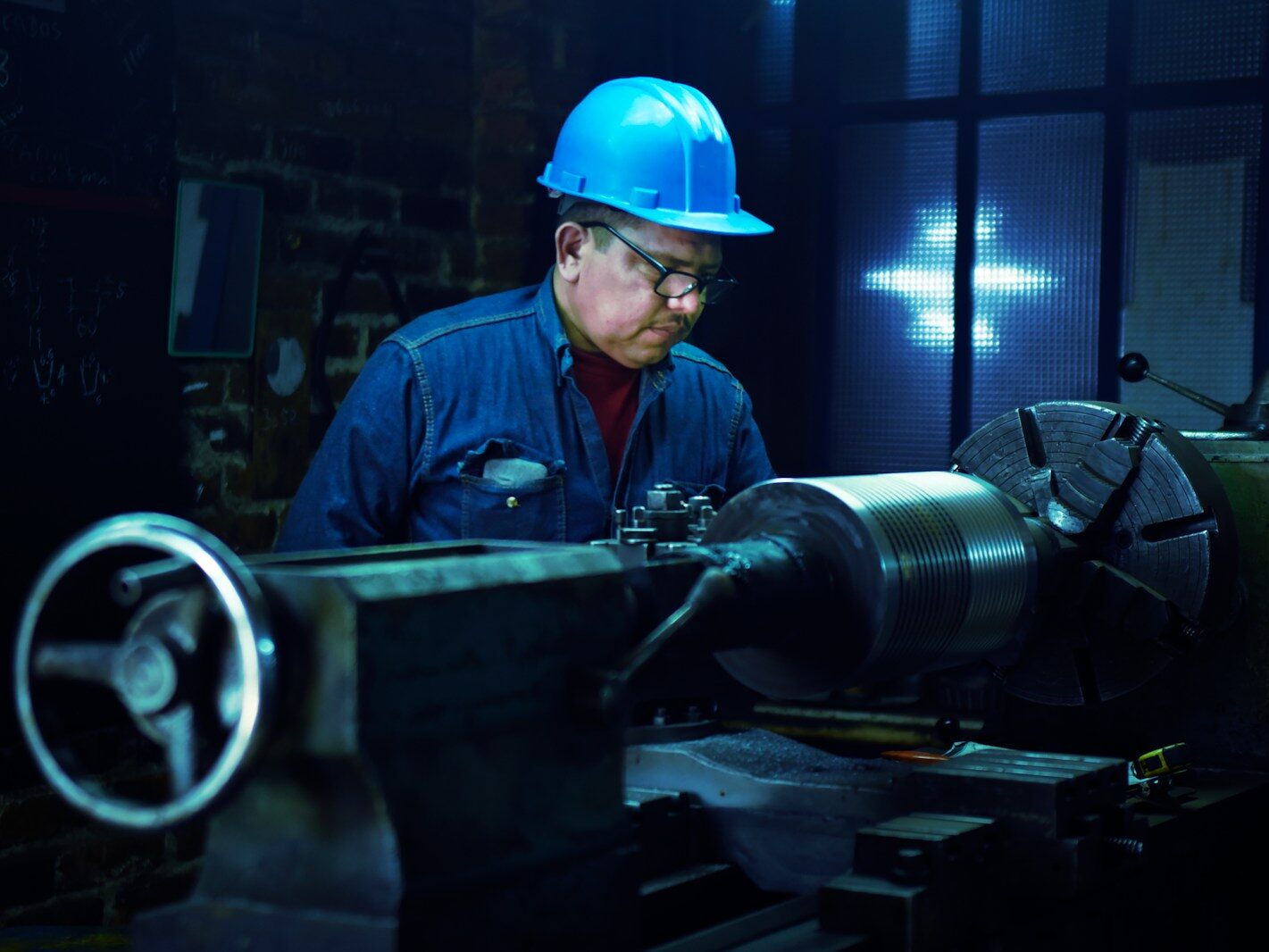 Průmyslová produkce v květnu opět klesla