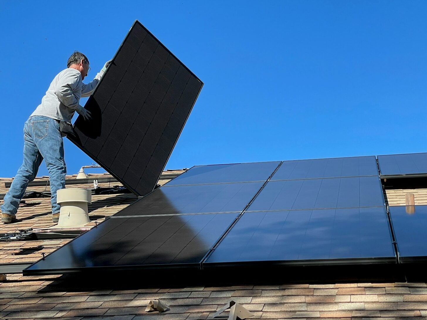 Ceny solárních panelů padají na nové dno. Vyrábí se jich moc. Výhledově ale nejspíš zase zdraží