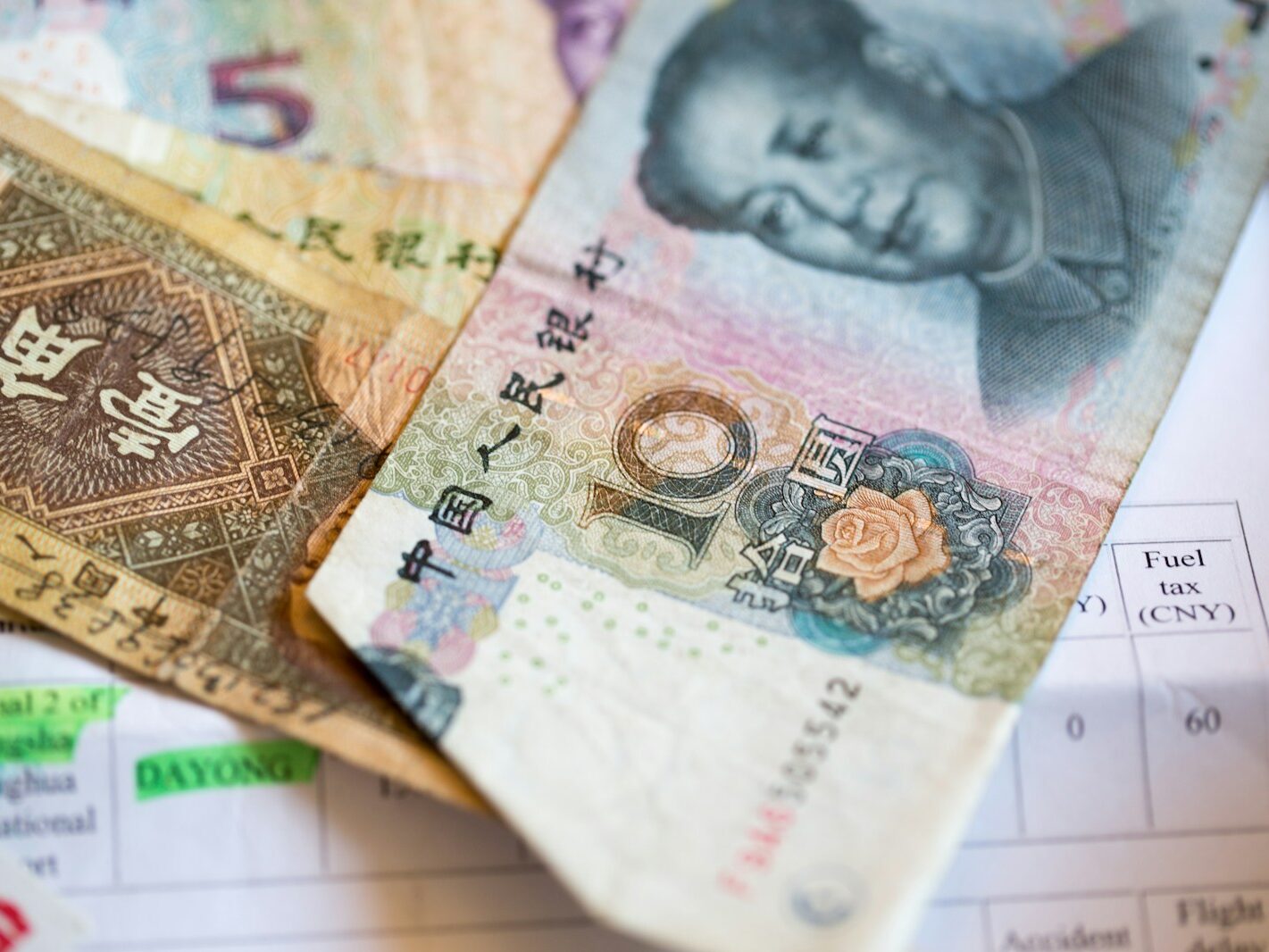 Čína zachraňuje svou ekonomiku snižováním sazeb. Klesá jüan i dluhopisy