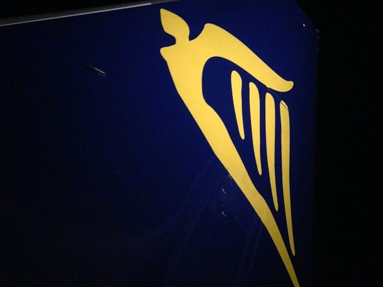 RyanAiru spadl zisk skoro o polovinu a s ním akcie. Musel totiž zlevnit letenky, a jen tak zase nezdraží