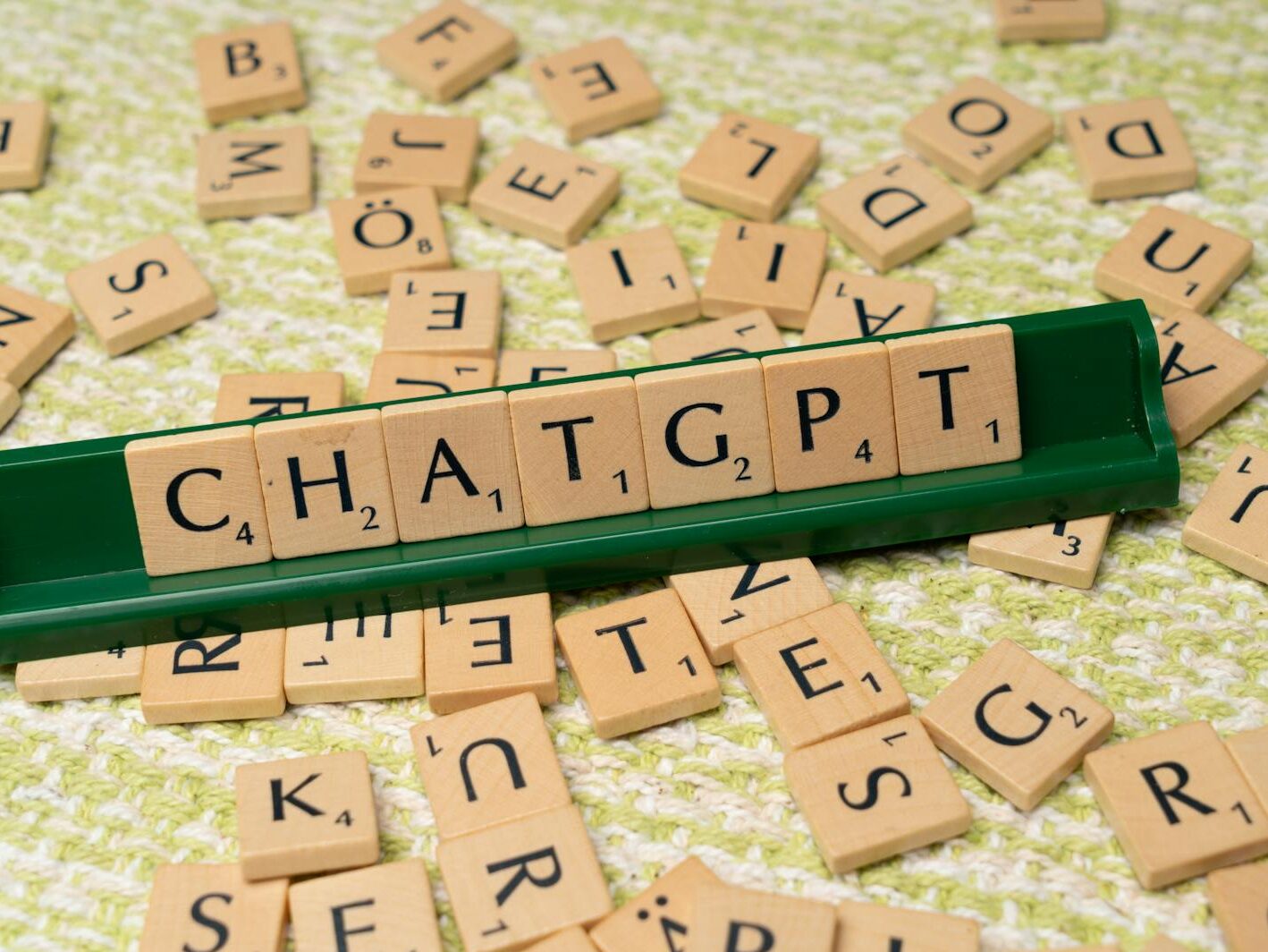 ChatGPT už vyzkoušela třetina Čechů, někteří ho používají i při práci. Firmy s používáním AI zaostávají