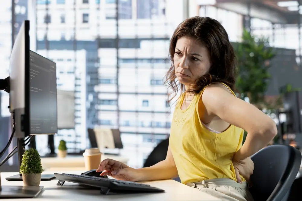 žena sedící u počítače