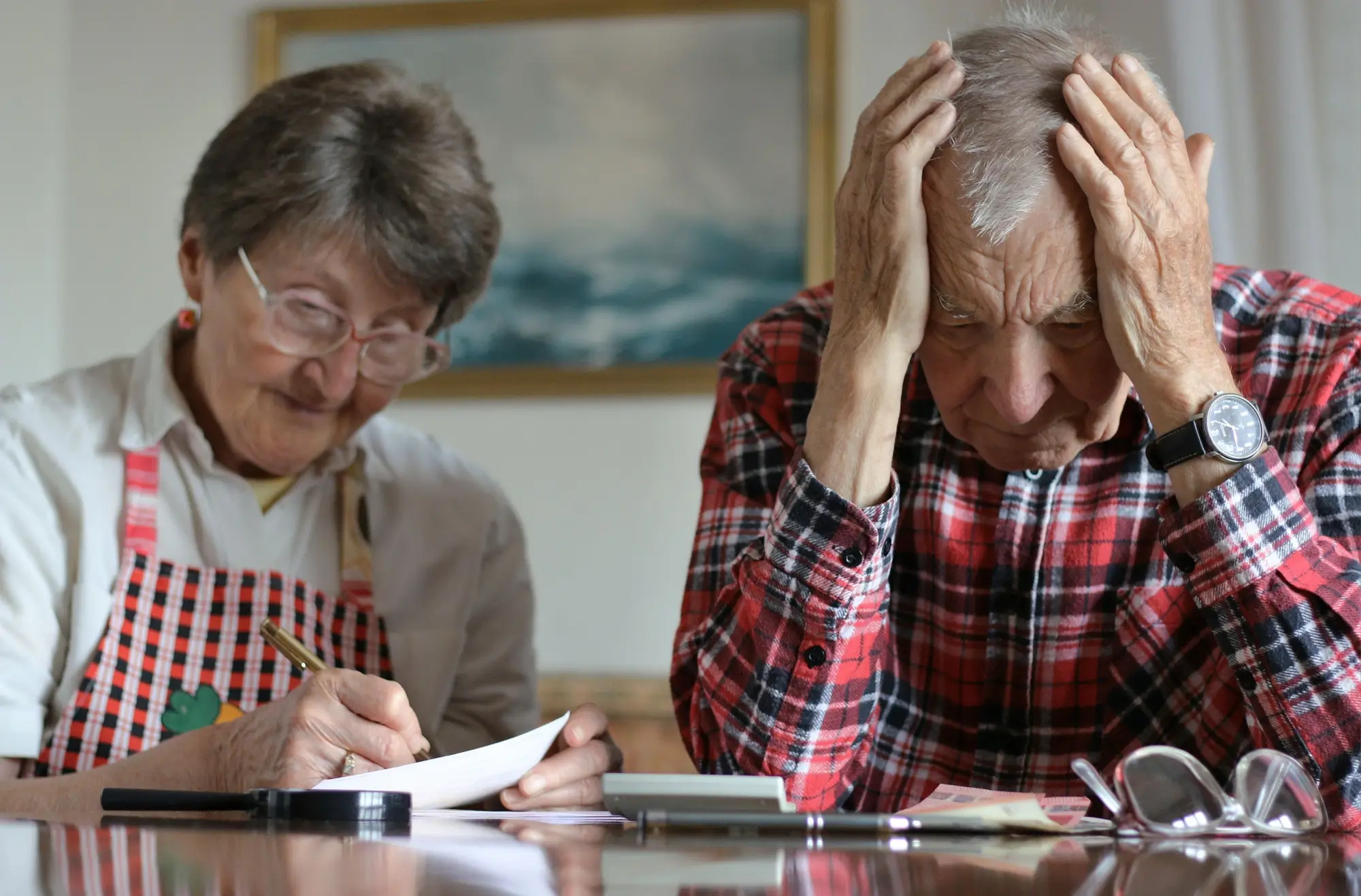 Čeští senioři přicházejí o tisíce ročně. Děláte stejnou chybu i vy?