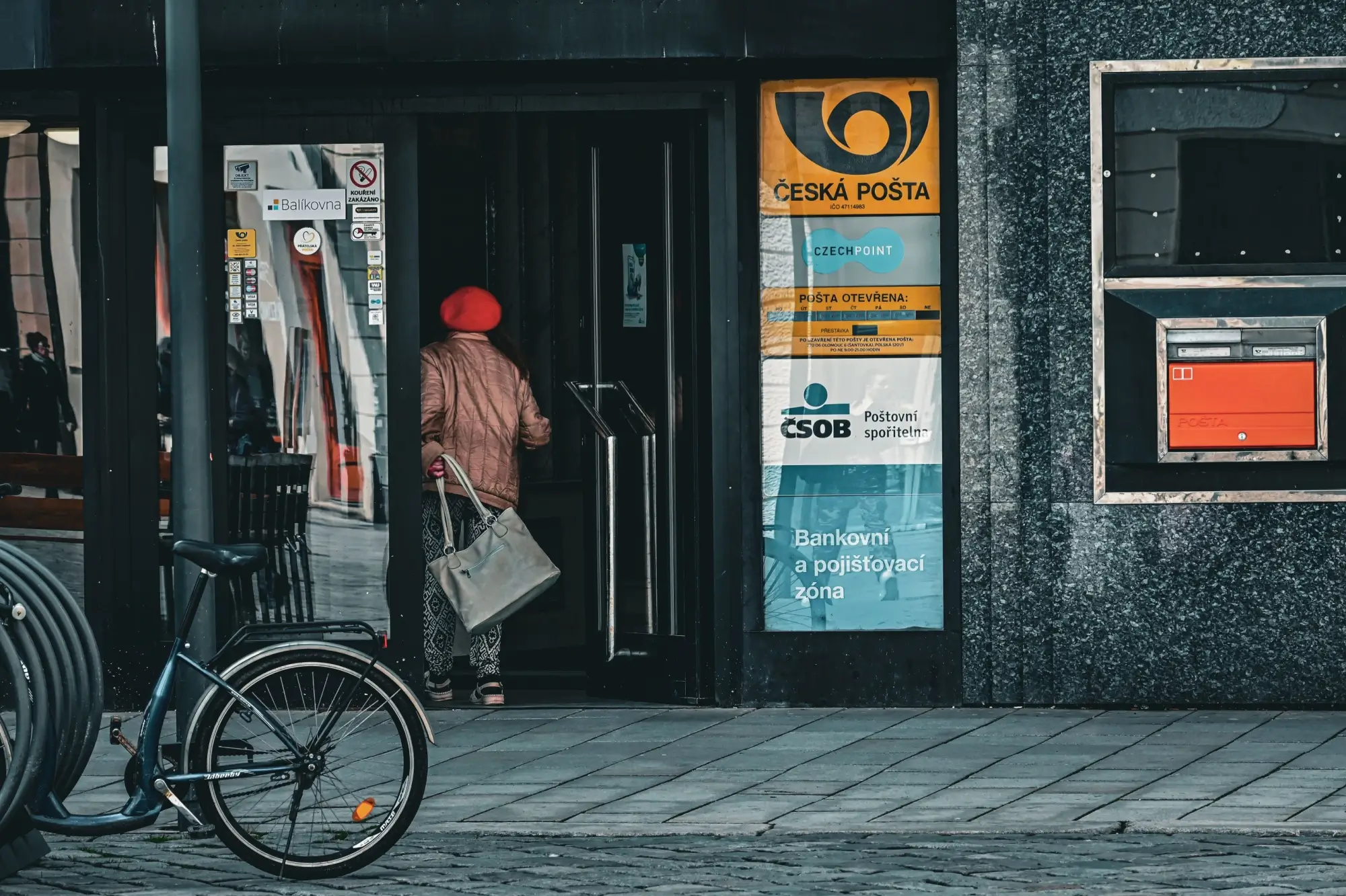 Star&scaron;&iacute; žena jdouc&iacute; na pobočku Česk&eacute; po&scaron;ty